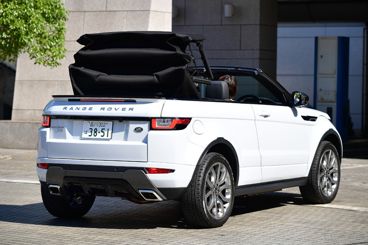 Z型に折りたたみ可能な5層構造の電動ソフトトップは、展開に18秒、格納に21秒を要する。