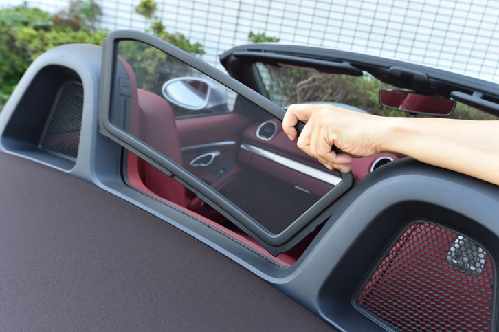 オープン時に後方からの風の巻き込みを防ぐディフレクターは、写真のように手動で脱着する。