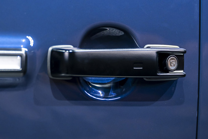 先代モデルから受け継いだドアハンドルは、小さな接触式スイッチの追加によって“キーレスゴー”が可能になった。