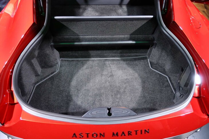 アストンマーティン・ヴァンテージ（ラゲッジスペース）