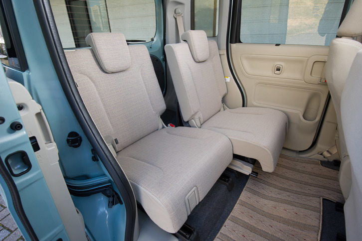 リアシートのスライド量は従来型から50mm拡大され、210mmとなった。