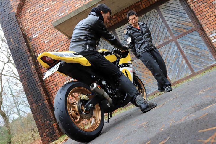 バイクについて語り合う桐島ローランド氏（手前）と、ナインゲートの細井啓介代表（奥）。