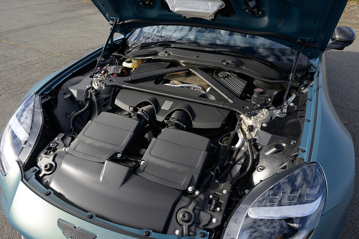 メルセデスAMG由来の4リッターV8ツインターボエンジンはバルクヘッド直前のフロントミドに搭載される。パワー、トルクとも大幅アップの最高出力665PS、最大トルク800N・mを生み出す。