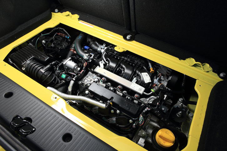 ラゲッジルームの下に搭載される0.9リッター直3ターボエンジン。最高出力90ps、最大トルク13.8kgmを発生する。