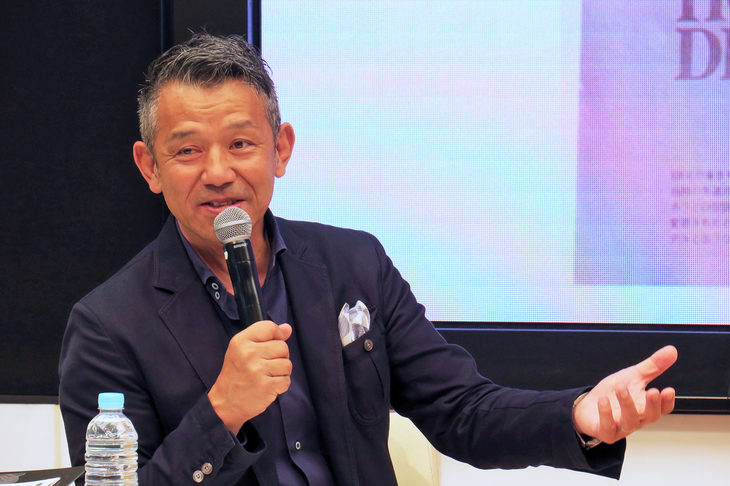 司会を務めるのは、ホンダの元ワークスライダー、宮城 光氏。16歳のときに最初に手に入れた「CB400フォア」を今も大事に所有しているとのこと。