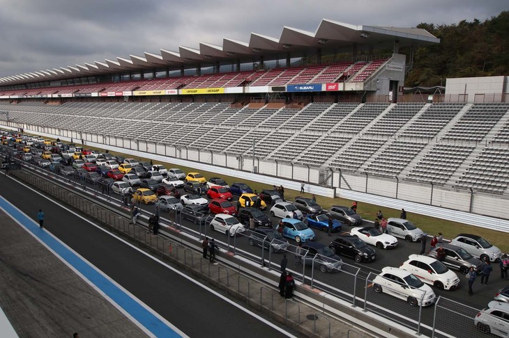 ホームストレート上のクルマは、すべてアバルトモデル。ベースとなる「フィアット500」同様にさまざまなボディーカラーをまとう姿に、オーナーのこだわりを感じさせる。実に鮮やかな光景であった。