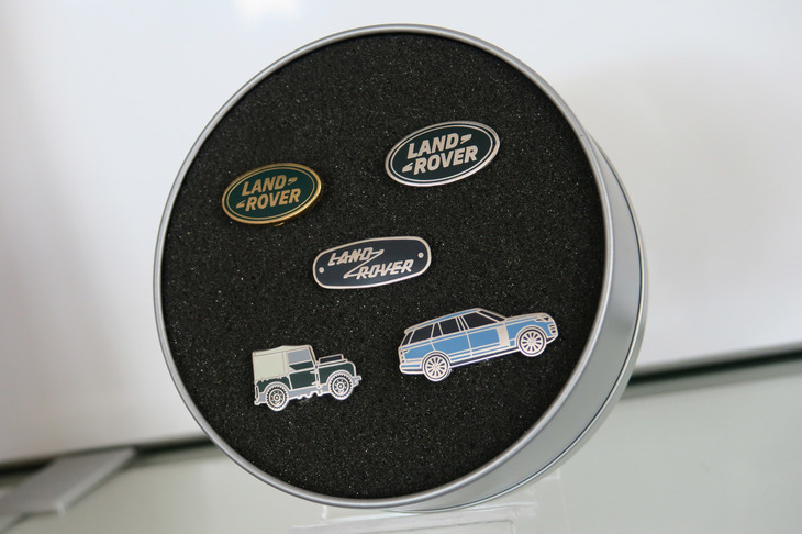 「ランドローバー・ディフェンダー」のピンバッジ。