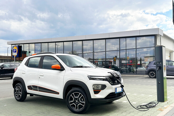 これはシエナ県内における他の町にて。「ダチア・スプリング」（イタリア）。2023年4月7日。