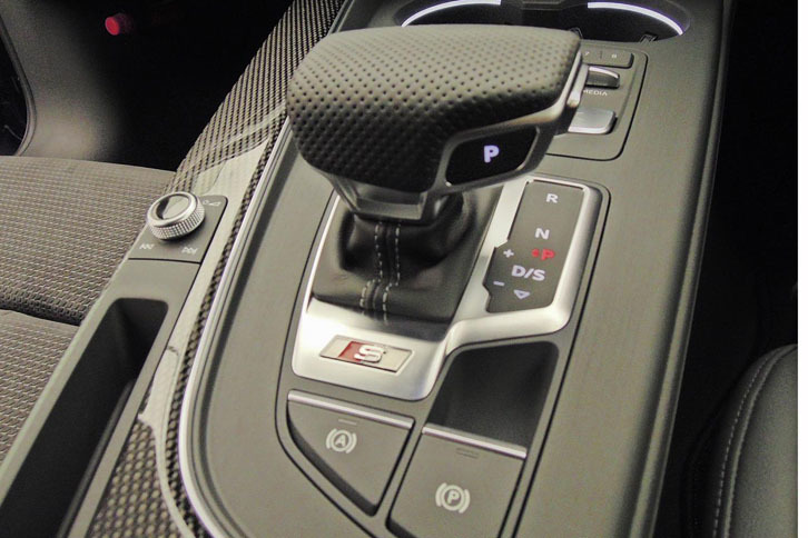 「S」モデルはインテリアがカーボンパネルでお気に入りポイント。シフトセレクターは通常はレザーだが、パンチングレザーにカスタム。（著者撮影）