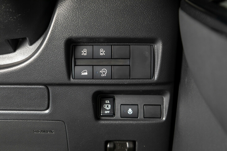 インパネ右下のスイッチパネルに配された、ヒルディセントコントロールのスイッチ。「デリカミニ」にはヒルディセントコントロールやグリップコントロールなど、悪条件下の走行で重宝する運転支援機能が搭載されている。