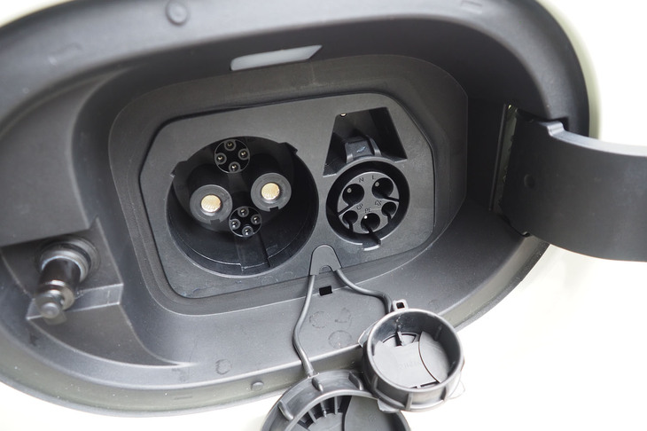 ボディーの右フロントフェンダーに配置される充電口。普通充電は最大6kW、急速充電は同49kWに対応している。