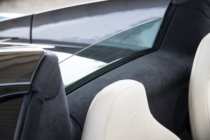 シート背後の垂直のリアウィンドウはガラス製。オープン時にはウインドディフレクターとしても機能する。