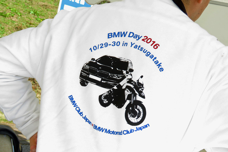 四輪のイベント参加者が身につけていたトレーナー。今回のイベントは四輪のオーナーズクラブと二輪のオーナーズクラブが共同で開催したもので、二輪オーナーは同じデザインの施されたパーカーを着ていた。