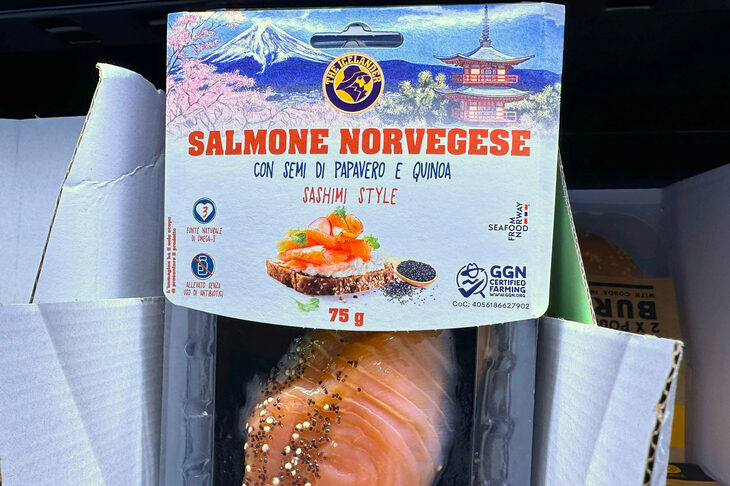 ノルウェー産サーモンなのに日本の風景が描いてある。なぜかと思ったら「刺し身用」だからだった。