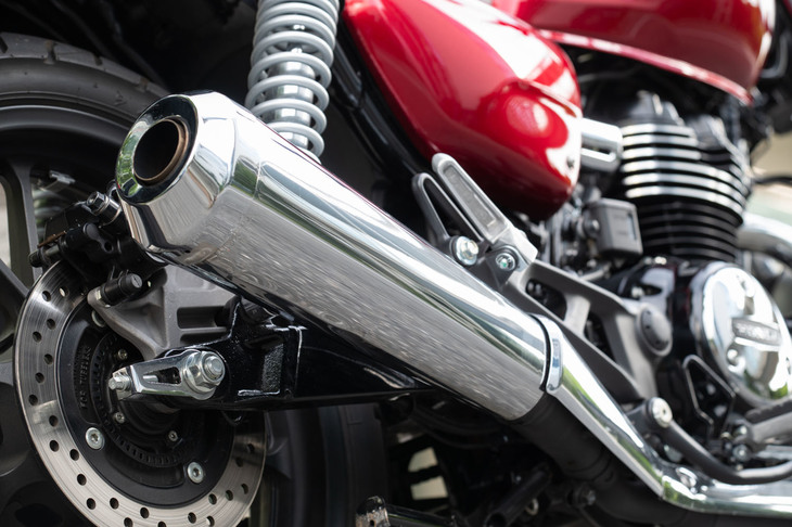 「GB350」に備わるクローム仕上げのマフラー。スポーティー寄りなキャラクターの「GB350 S」もいいが、全体がクラシックなイメージでまとめられたGB350も捨てがたい。