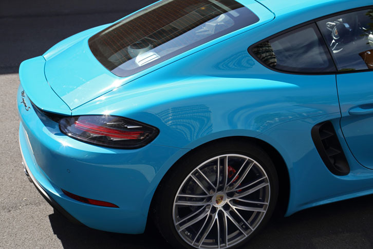 従来型と似て非なるデザイン。旧型から引き継いだのは、意外やウィンドウ、ルーフ、テールゲートだけ。リアスポイラーは面積が増している。