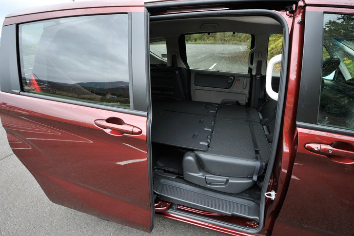 ホンダのスタッフいわく、「“車中泊モード”ではユーザーは両サイドのスライドドアから乗降する（車内からテールゲートを閉じることができないため）。乗り込む際には、後席の後ろのすき間にクツをしまってほしい」とのこと。