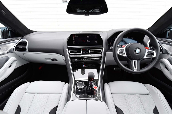 室内のデザインは基本的に「BMW 8シリーズ」と変わらないが、ステアリングホイールやメーターパネルは「M8」専用品となる。
