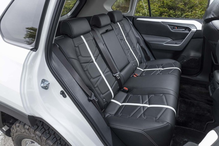 6：4分割されたリアシートにはリクライニング機能が付いている。