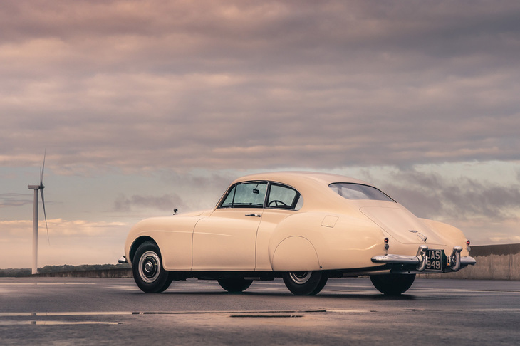 「Rタイプ コンチネンタルH.J.マリナー スポーツサルーン」のリアビュー。ファストバックのテールラインやマッシブなフロントフェンダー、キックアップしたリアフェンダーなどが特徴的だ。