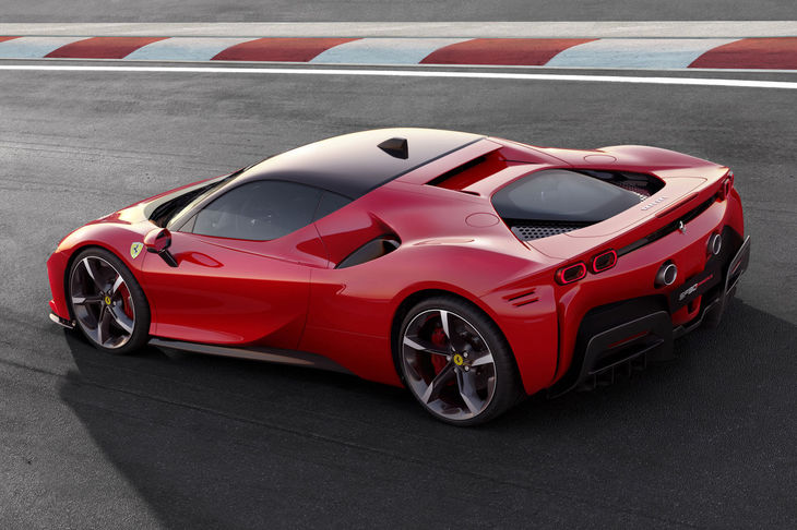 「SF90ストラダーレ」はリアミドシップのレイアウトを採用している。