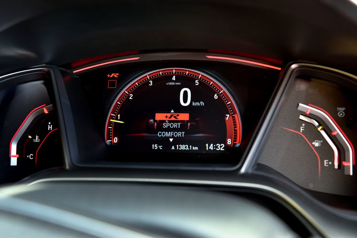 中央に置かれたタコメーターのレッドゾーンは7000rpmから。ドライビングモードを切り替えると、モードごとにデザインが切り替わる。写真は「＋R」選択時。