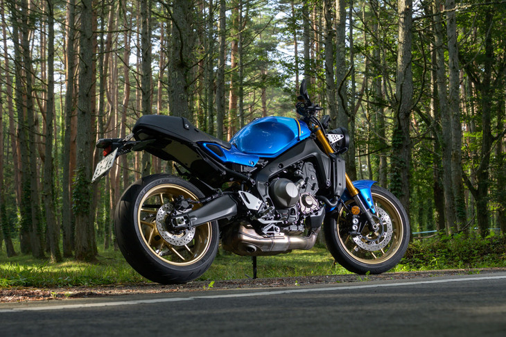 「ヤマハレーシングヘリテージ」をコンセプトに開発された、新型「XSR900」。当初は2022年春の発売が予定されていたが、実際には同年6月30日にようやく販売が開始された。