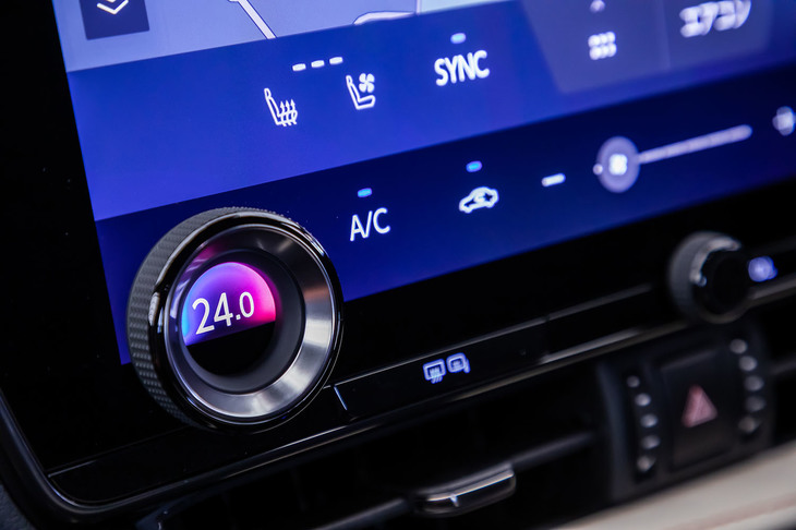 NX450h＋“バージョンL”（エアコンのコントロールダイヤル）