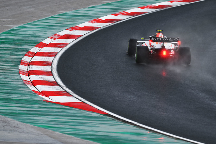 レッドブルのペレス（写真）は、予選でこそ6番グリッドとパッとしなかったが、レースになるとスタートで4位に上がり、さらに猛追するハミルトンと丁々発止とやりあいフェルスタッペンを援護。最後には3位をものにしてしまったのだからさすがである。これで2年連続でトルコGPのポディウムにのぼったことになり、今季では第7戦フランスGP以来9レースぶりの表彰台となる。（Photo=Getty Images / Red Bull Content Pool）