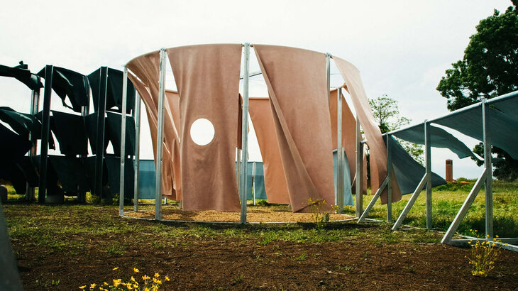 アルカンターラはアート関連の活動にも積極的に取り組んでいる。写真はMAXXI（イタリア国立21世紀美術館）との共同プロジェクトのもと、Studio Ossidiana（スタジオ・オッシディアナ）が制作したインスタレーション。