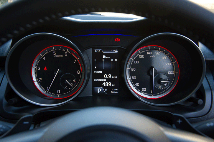 メーターは2眼式で、「RS」「XL」「XG」には単色の、その他のグレードにはカラー表示のインフォメーションディスプレイが装備される。