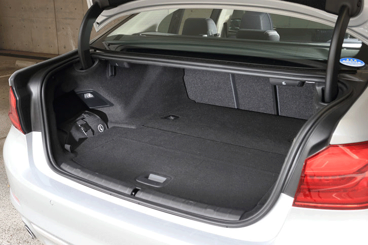 トランクルームの容量は、5人乗車時で430リッター。ハイブリッド車ではない「5シリーズ セダン」に比べ、80リッター小さくなっている。（写真をクリックすると荷室のアレンジが見られます）