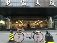 北京を本拠とするシェアリング自転車「モバイク」は、オレンジ&シルバーのフレームが目印。