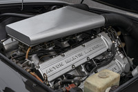 1967年のルマン24時間レースでチーム・サーティースの「ローラT70」に搭載された5リッターV8をルーツにもつ、軽合金製の5.3リッターV8 DOHC。「シリーズ3」から4基のツインチョークウエーバーキャブレターとなり、最高出力330PSを発生する。