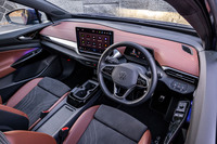 「ID.4プロ」の内装色は、「ブラック＆フローレンスブラウン」のみの設定。最新モデルではハザードスイッチが、モニター直下からエアコンの吹き出し口中央部に移動している。