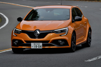 走行モードによっては、最大の加速力を発揮する「ローンチコントロール」が利用可能。0-100km/hの加速タイムは5.8秒と公表される。