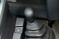 2WDと4WD、ハイレンジとローレンジの切り替えに用いるトランスファーレバー。同じランクルでもワンタッチ式の“250”や“300”とは違い、ナナマルではこうした操作はすべて人力で行う。