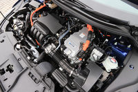 ボンネットの下には1.5リッター直4エンジンと、駆動用と発電用の2つのモーター、インバーターや昇圧装置などの機能からなるパワーコントロールユニットなどがまとめて搭載される。いずれの機器にも、高出力化とコンパクト化を両立するために、ホンダ最新の技術や工夫が取り入れられている。