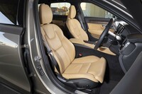 シート表皮はファインナッパレザー。ヒーターやベンチレーター、マッサージ機能などはすべて標準装備となっている。