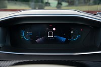 表示エリアが前後（手前と奥）に分かれた3D液晶メーター。この表示パターンでは中央のデジタル速度計の左がアナログ（表示）の速度計で右がエンジン回転計。