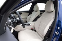 キャビンが広々としたのも新型の特徴だ。前席ではヘッドルームが2mm、エルボールームが22mm、ショルダールームが26mm拡大している。