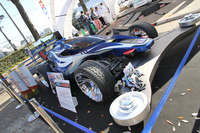 タミヤが展示した実車版ミニ四駆。左後方に見える、拡大された単3電池が気になる。