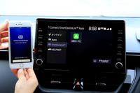 ディスプレイオーディオの画面サイズは、標準仕様が7インチ、オプションが9インチ（写真）。ともにスマートデバイスリンクに対応しており、携帯端末にダウンロードした専用アプリをこの画面で操作できる。オプションで、メモリーナビをこの画面で動かす「T-Connectナビキット」も用意される。