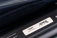 乗り込み口のサイドシルには、「AMR」ロゴ入りのドアシルプレートが添えられる。