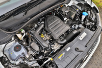 「TSI 1stプラス」には、最高出力116PS/5000-5500rpmと最大トルク200N・m/2000-3500rpmの1リッター直3直噴ターボエンジンが搭載される。燃料タンク容量は40リッター。