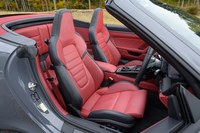 この試乗車のインテリアカラーは外装と合わせた「ブラック×ボルドーレッド」。ヒーターは標準装備だが、ベンチレーションはオプションで選ぶ必要がある。