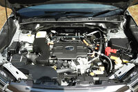 2.5リッター水平対向4気筒エンジンをベースとする新型「フォレスター」のハイブリッドシステムは、最高18.8km/リッターの燃費を実現。ほかに、1.8リッター水平対向4気筒ターボエンジン搭載車も選べる。
