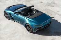 新型「アストンマーティンV12ヴァンテージ ロードスター」がデビューの画像