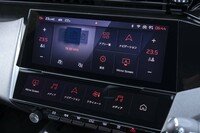 ダッシュ中央には10インチのタッチスクリーンと、「i-toggles」と名づけられたショートカット登録用タッチパネル（「GT」専用装備）がレイアウトされている。