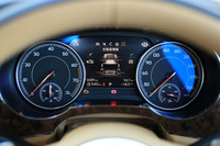 メーターは2眼式。タコメーター（左）のレッドゾーンは6250rpmから。スピードメーター（右）の表示は320km/hまで。